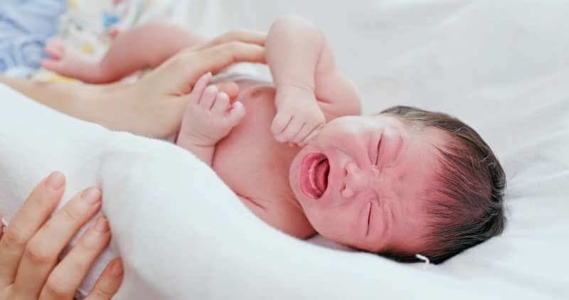 علائم رفلاکس نوزادان - 10 موردی که مار را متوجه رفلاکس نوزاد میکند همراه درمان های خانگی رفلاکس